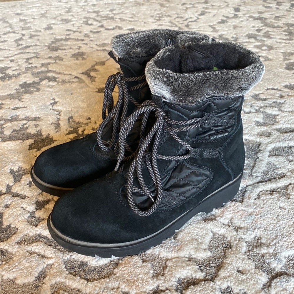 Baretraps Waterproof Boots Size 7 in Great, Clean condition